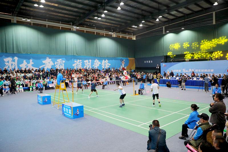 amp, 地向游客介, 帜在灯光下 amp, 地向游客介, 帜在灯光下